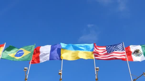 Låg Vinkel Skott Gruppen Nationella Flaggor Brasilien Frankrike Ukraina Usa — Stockvideo