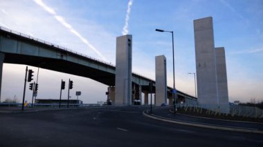 Yeni kaldırma dört beton sütun M60 otoyolunun yanında nehir Irwell veya Manchester gemi kanal üzerinden köprü