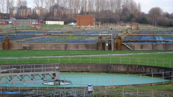 污水处理厂一座大型注水管施工中排水过滤床前圆形沉淀池 — 图库视频影像