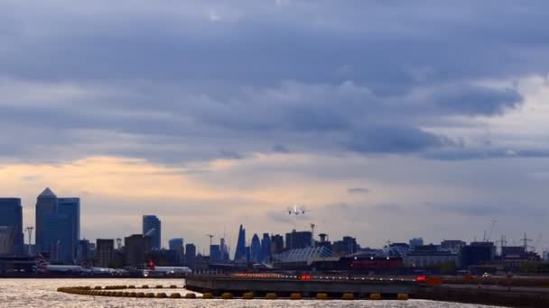 Лондон Англия Объединенный Кингдом Апрель 2017 Увеличьте Изображение Самолета Вылетающего — стоковое видео