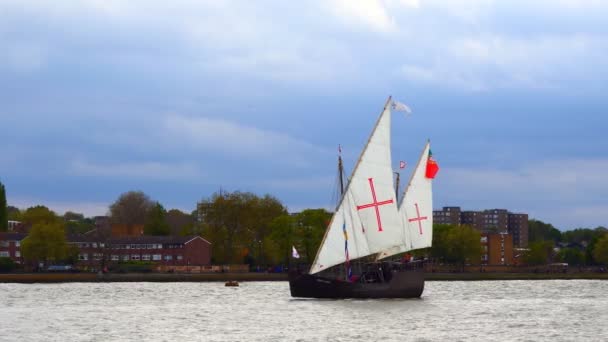 Barco Alto Madera Estilo Retro Con Bandera Portugal Navegando Por — Vídeo de stock