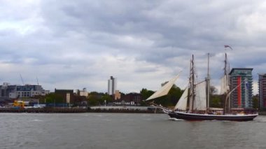 Greenwich, Londra, İngiltere Thames Nehri üzerinde kamera bakış açısı yarış iki boylu soylu Yelkenliler