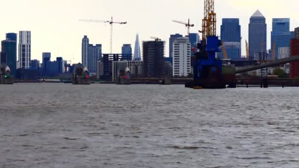 伟大的泰晤士河屏障 在伦敦 城市摩天大楼和起重机的背景下的防洪保护 — 图库视频影像