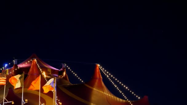 四美国 墨西哥 摩洛哥和捷克共和国的照明旗在夜间大马戏团帐篷前挥舞着风 复制空间 — 图库视频影像
