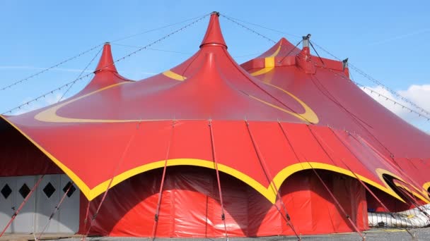 Gran Carpa Circo Rojo Con Puerta Entrada Cerrada Día Soleado — Vídeos de Stock