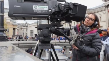 Londra, İngiltere, Birleşik Krallık - Nisan, 2017: genç kadın, açık havada Trafalgar Meydanı'nda Event'de Londra şehir merkezi merkezinde çalışan profesyonel kamera operatörü atış kapatın