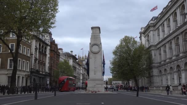 2017年4月 伦敦市中心西敏寺战争纪念馆 纪念碑在白厅中央 英国国旗或联合杰克在纪念碑和在大厦的顶部 — 图库视频影像