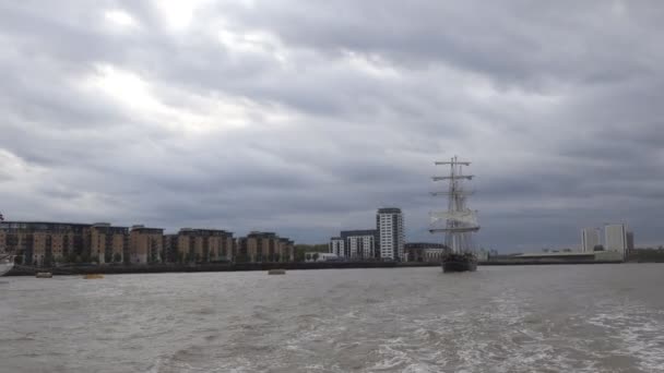 Портативная Камера Видом Реку Темзу Два Парусных Судна Лондоне Движущегося — стоковое видео