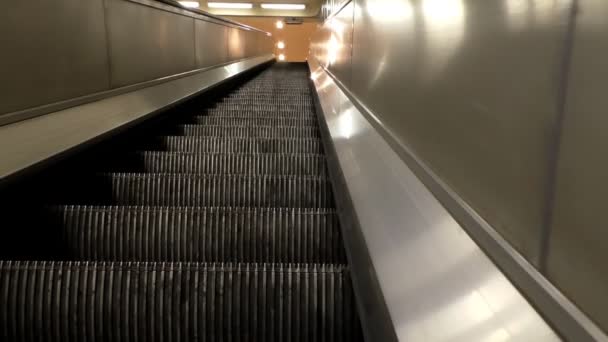 Subir Tren Metro Escaleras Mecánicas Subterráneas Hasta Extremo Superior Estación — Vídeo de stock