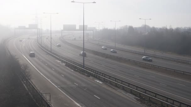 イギリスの朝霧多車線のハイウェーの高速車運転 — ストック動画