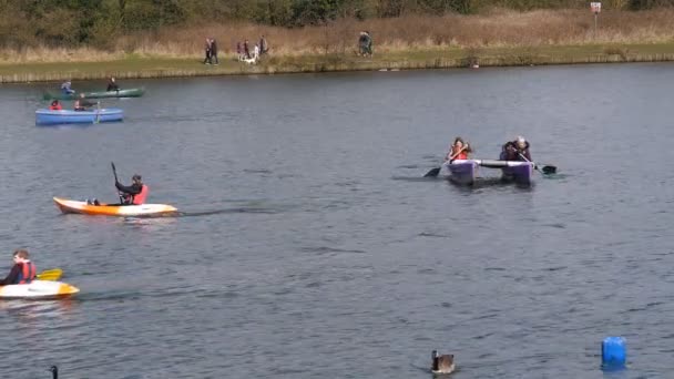 맨체스터 2018 가족에 카누를 즐기는 산책을 하거나 호반에 자전거를 — 비디오