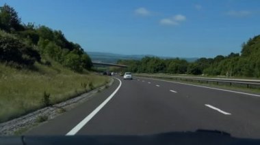 North Wales, İngiltere - Haziran, 2017: Araba önden iç panel ve ön cam görünümü pitoresk yol sürüş A55 otoyol North Wales bir güneşli yaz gününde ise