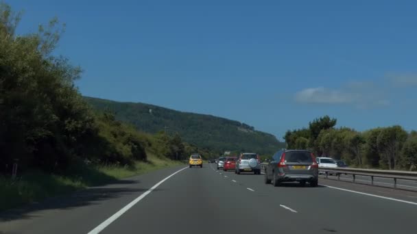 北威尔士 2017年6月 汽车挡风玻璃看法 A55 机动车路 在晴朗的蓝天下 在公路巡逻或警车下面 — 图库视频影像