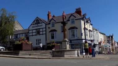 Conwy, Galler, Birleşik Krallık - Haziran, 2017: Turist resort kasaba Merkezi Merkezi North Wales. Lancaster kare renkli binaları gösteren pan, heykel, polis karakolu, kafe ve restoran ile çeşme. Klibi iki adet katıldı