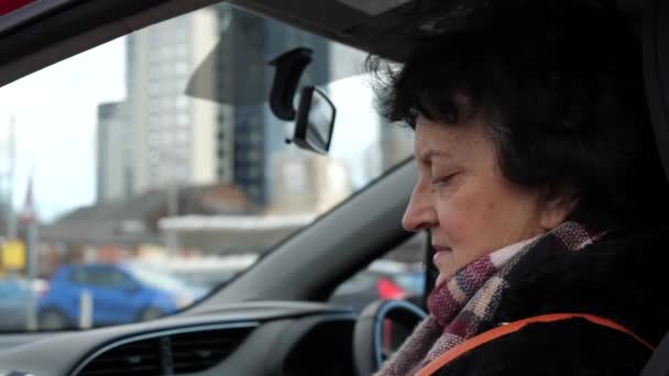 Mulher Madura Está Colocando Máscara Cirúrgica Seu Rosto Carro Estacionado — Vídeo de Stock