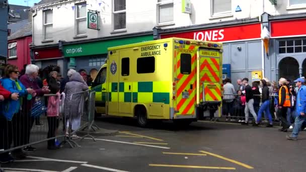 Killorglin Condado Kerry Irlanda Agosto 2019 Furgoneta Ambulancia Emergencia Está — Vídeo de stock