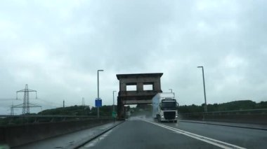 Anglesey, Galler, Birleşik Krallık - Ağustos 2019: Galler ve Anglesey adaları arasındaki Britanya köprüsünden geçen araba ön cam manzarası.