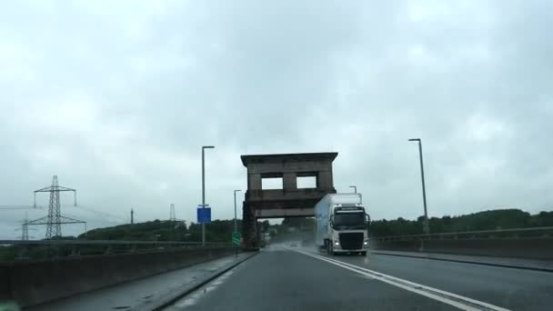アングレシー ウェールズ イギリス 2019年8月 車のフロントガラスビューは ウェールズ本土とアングレシー島の間のブリタニア橋を運転 — ストック動画