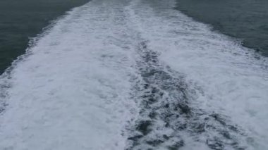 Hızlı feribot gemisinin deniz limanından uzaklaştığı yol..