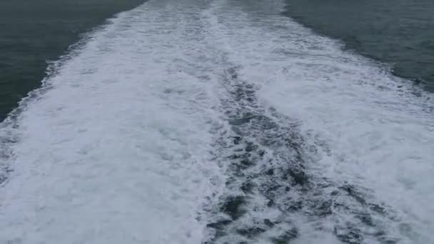 Trail Rychlé Trajektové Lodi Opouští Námořní Přístav Dálce — Stock video