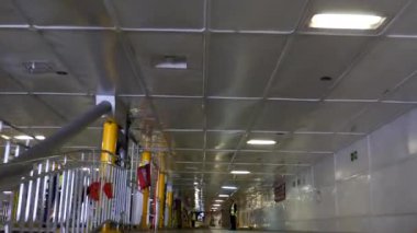 Holyhead Limanı, Galler, Birleşik Krallık - Ağustos 2019: Feribotun içinde araba ön cam manzarası, yolu gösteren görevli.