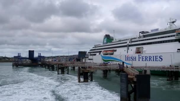 イギリスのウェールズ ホリヘッド港 2019年8月 フェリーまたは船を出発することから港でのアイルランドフェリー船の眺め — ストック動画