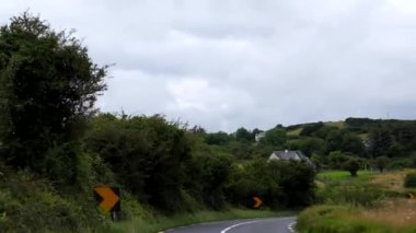 N85 otoyolunda keskin viraj ya da İrlanda 'da Ulusal İkincil Yol, araba ön yolcu manzarası.
