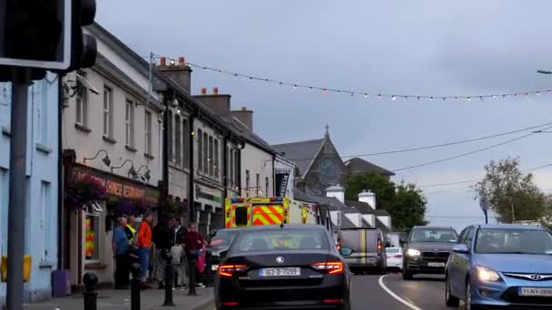 Killorglin County Kerry Ireland 2019年8月 毎年恒例のパックフェアのお祝い中にアイルランドのキロルグリンの町で忙しい道路を運転する車のフロント旅客ビュー — ストック動画