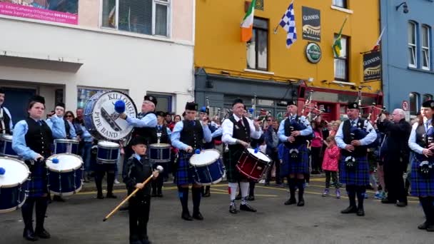 Killorglin County Kerry アイルランド 2019年8月 毎年恒例のパックフェア中に屋外で実行される小さなアイルランドの町Killorglinパイプバンドの遅いパンニングショット — ストック動画