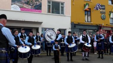 KILLORGLIN, COUNTY KERRY, IRELAND - 2019 AĞUSTOS: Şehir meydanındaki yerel halk ve turistler Killorglin Boru Grubu 'nun performansını izlemek için bir araya geldiler.