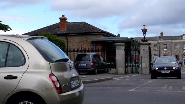 ダブリン アイルランド 2019 アイルランド警察でのゲートバリアを通過する車 ガルダ ダブリン市の本部 — ストック動画