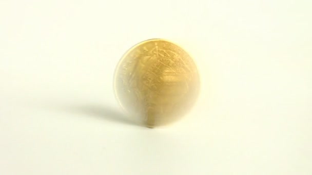 Ancienne pièce d'or filant sur fond lumineux 