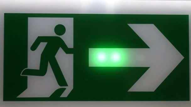 Grüne Farbe Pfeil Nach Rechts Und Mann Symbol Wandschild Blinkt — Stockvideo