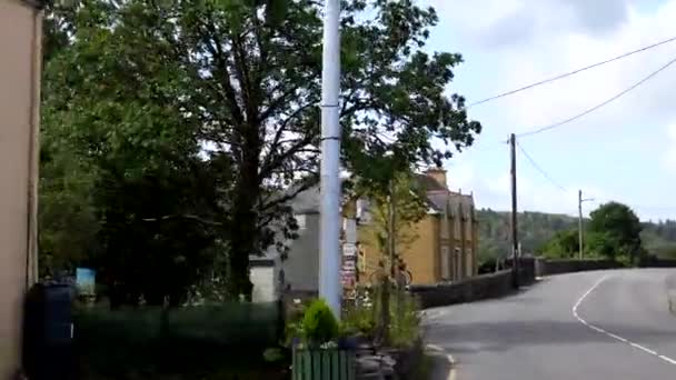 驾车穿过爱尔兰的Kilgarvan小村庄 — 图库视频影像