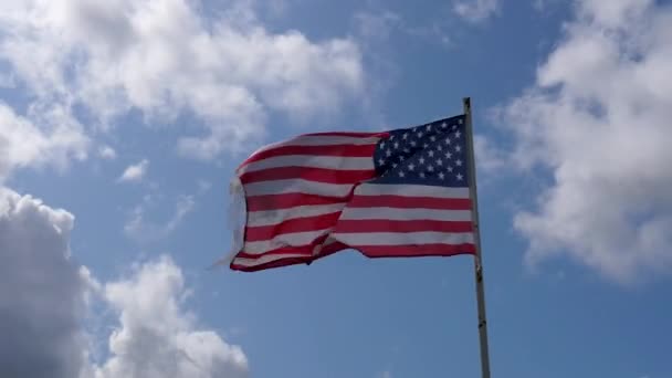 Bandera Americana Ondeando Contra Cielo Azul Nubes Blancas — Vídeo de stock
