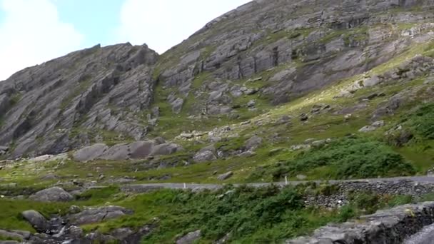 Вид Живописную Горную Дорогу Проезжающую Перевалу Хили Графстве Корк Ирландия — стоковое видео