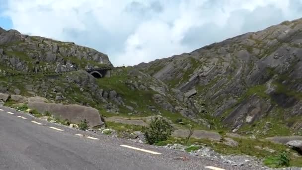 Draaiende Bergweg R574 Bij Top Van Healy Pass County Cork — Stockvideo