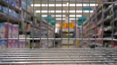 Alışveriş arabalarının farklı manzaraları var. Süpermarketin tuvaletlerinde hiç insan olmadan el arabası itmek gibi..