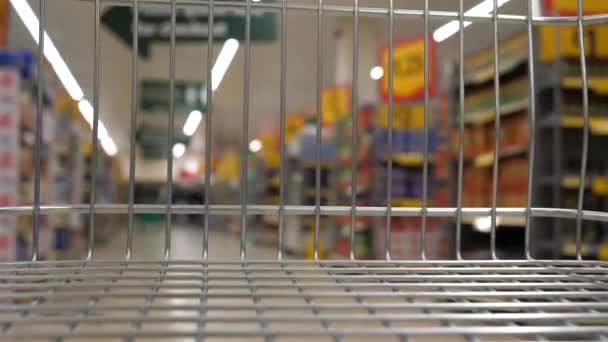 Blick Auf Lebensmittelgeschäfte Innenraum Und Menschen Durch Die Bars Einkaufswagen — Stockvideo