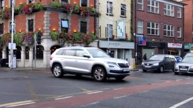 DUBLIN, IRELAND - 2019 Bisiklet sürücüsü kamera görüş açısını geçiyor, Cuffe ve Wexford caddelerinin kesiştiği noktada kamera görüntüsü,.