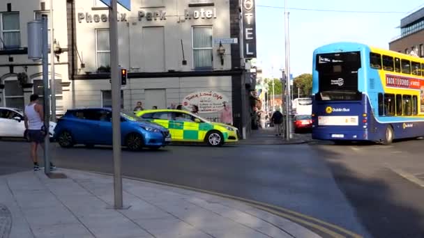 Dublin Ierland August 2019 Ierse Ambulance Stadsbus Linksaf Bij Kruising — Stockvideo