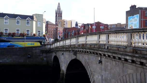 Dublino Irlanda Agosto 2019 Padre Mathew Bridge Sul Fiume Liffey — Video Stock