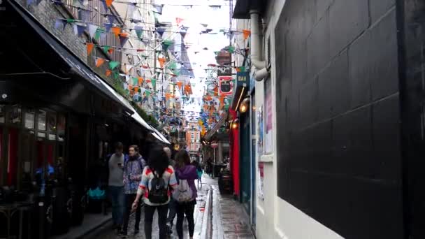 Dublin Ireland August 2019 Туристи Проходять Повз Helys Bar Дам — стокове відео