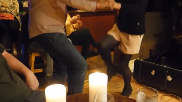 Casal Animado Dançando Dança Tradicional Pub Vela Irlandesa Acesa Enquanto — Vídeo de Stock