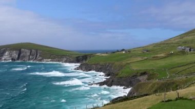 İrlanda kıyıları. Fantastik Dunquin Limanı manzarası