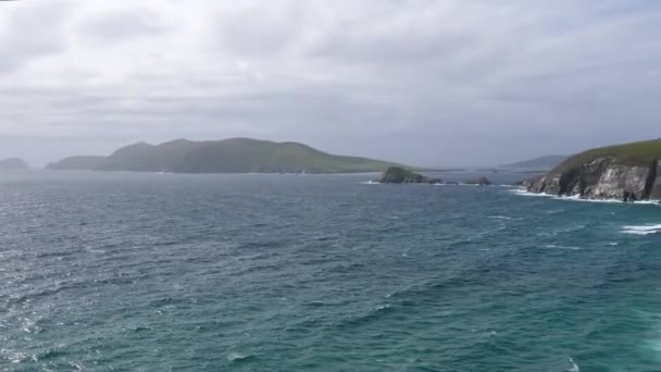 靠近爱尔兰海岸盘的大西洋布拉斯基岛 — 图库视频影像