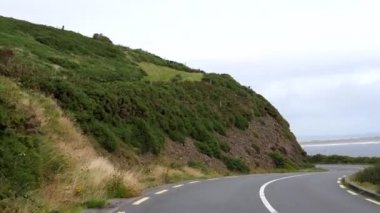 İrlanda 'da kıyı şeridi manzaralı araba