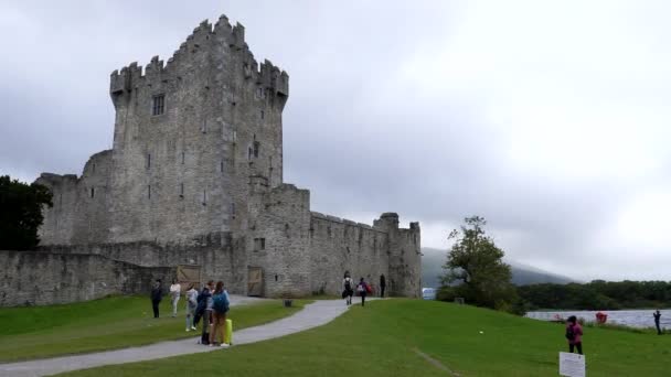 Killarney County Kerry Irlanda Agosto 2019 Turistas Castillo Ross Junto — Vídeo de stock