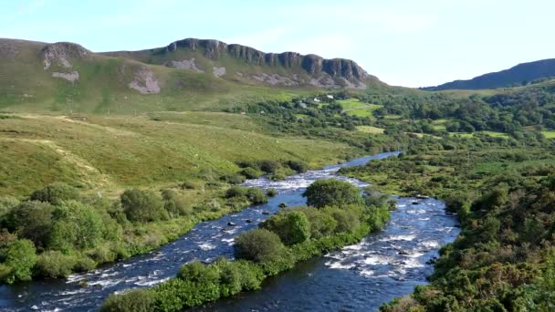 Dağ Nehri Caragh Güzel Bir Rlanda Manzarasında — Stok video