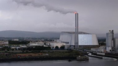 İrlanda 'nın başkenti Dublin' de bulunan Poolbeg yarımadasındaki termik santrale yapılan el yapımı gece atıkları.